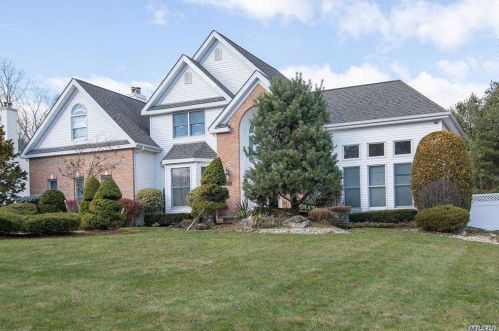 3 Sugar Maple Ct, Huntington Station, NY 11746-6249