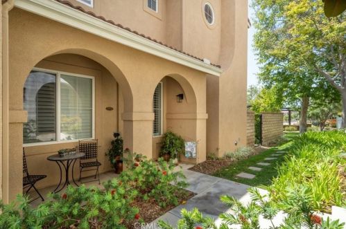 27933 Sirani Ct, Santa Clarita, CA 91355-6058