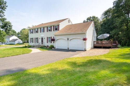 7 Woodhaven Cir, Wapping, CT 06074-3585