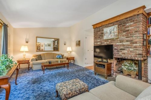 14 Oakledge Dr, Elwood NY  11731-3718 exterior