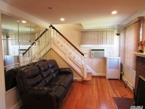 257-18 87th Ave, Floral Park, NY 11001-1401