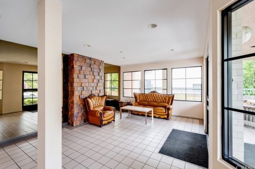 508 Glenwood Rd, Glendale, CA 91202-1571