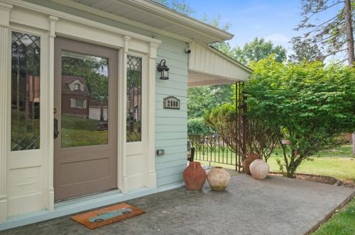2800 Herron Ln, Glenshaw, PA 15116-1612