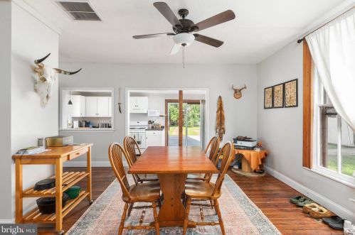 284 Massanutten St, Strasburg VA  22657-2301 exterior