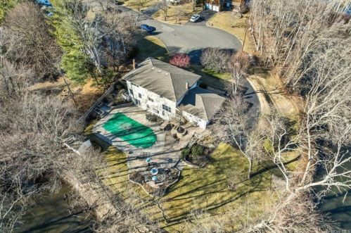 9 Marian Dr, Airmont, NY 10901-3707