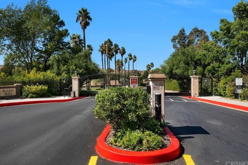 20046 Avenue Of The Oaks, Santa Clarita CA  91321-1361 exterior