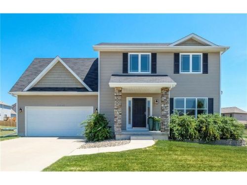 10520 Stonecrest Dr, Camp Dodge, IA 50131-2458