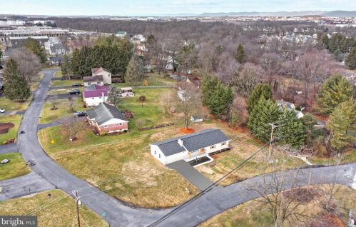 19 Locust Cir, Navy Sup Dpt PA  17050-3192 exterior