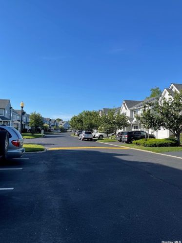 40 Pleasantview Dr, Central Islip, NY 11722-4673