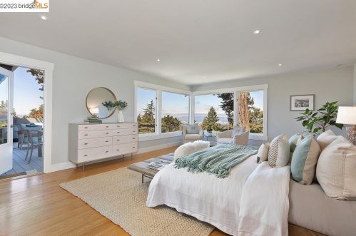 6361 Ascot Dr, Oakland CA 94611-1710 exterior