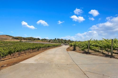 23920 La Vella Rd, Temecula CA  92590-3944 exterior