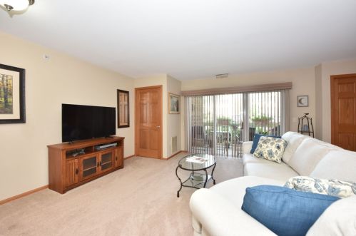 520 Windstone Dr, Chenequa, WI 53029-1651