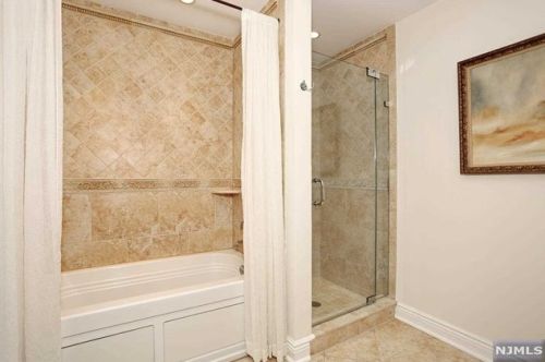 3402 Rio Vista Dr, Mahwah NJ  07430-4005 exterior