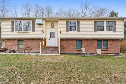 10 Canopus Rd, Mahopac, NY 10541-4655