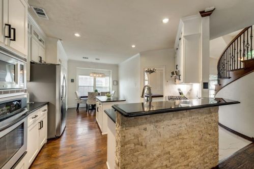 9427 Vis Cir, Irving TX  75063-5064 exterior