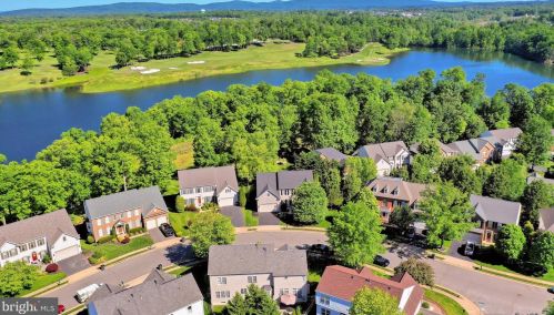 8164 Tillinghast Ln, Gainesville, VA 20155-3823