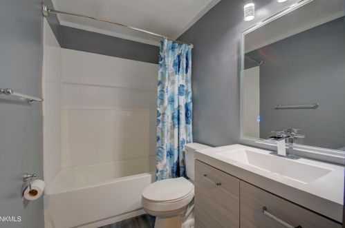 180 Mdw Crk Dr, Florence KY  41042-9471 exterior
