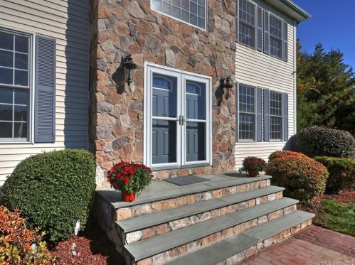 2 Dogwood Ln, Wallingford CT 06492-1953 exterior