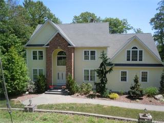 37 Royal Crest Dr, Waterbury, CT 06712-1486