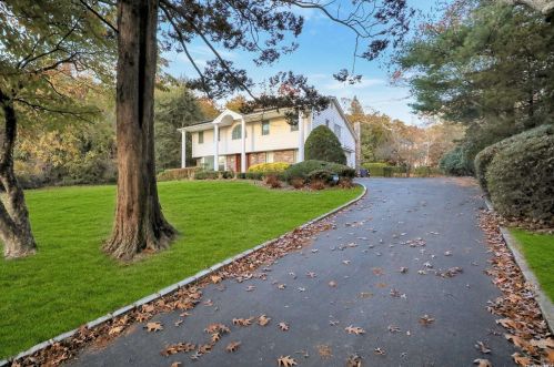 31 Sarah Dr, Huntington Station, NY 11746-6321