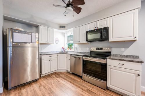 64 Laurelwood Rd, Groton CT  06340-4206 exterior