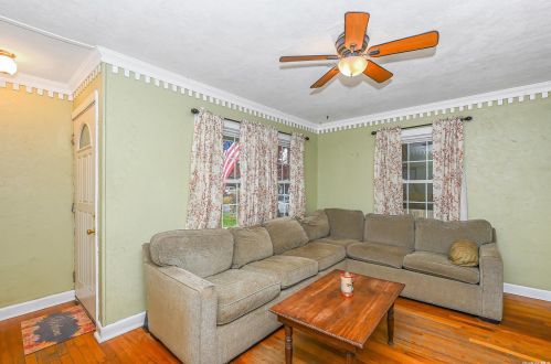 509 Pine Dr, Bayshore, NY 11706-6324