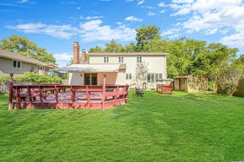 180 Bellevue Rd, Oakdale, NY 11769-2105