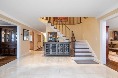 1 Pinebrook Ct, Huntington Station, NY 11746-5912