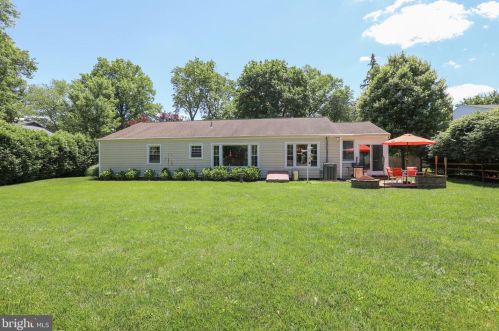 932 Queens Dr, Yardley PA  19067-4528 exterior