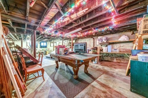 1025 Chartiers Ave, Pittsburgh PA  15220-4852 exterior