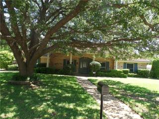 905 Berkley Dr, Cleburne, TX 76033-6106