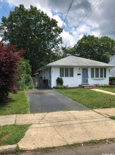 131 Wright Ave, Deer Park, NY 11729-2212