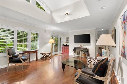 295 6th St, Naples, FL 34117-9391