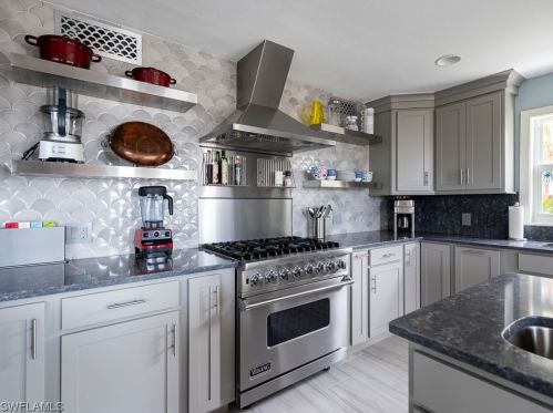 5690 Pne Tree Dr, Sanibel FL 33957-2304 exterior