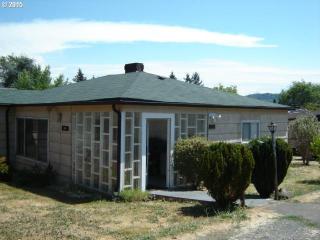 1881 Valley View Dr, Roseburg, OR 97471-1779