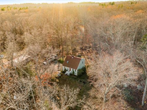255 Court House Ln, Glocester, RI 02859-2813