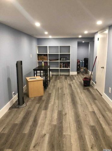 9213 245th St, Floral Park, NY 11001-3916