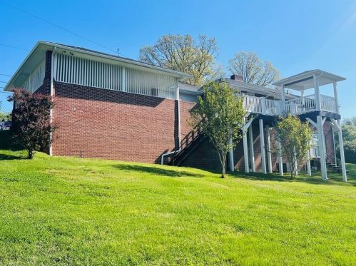 127 Pineview Dr, Mount Airy NC 27030-5145 exterior