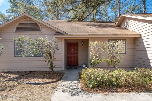 4 Chesterfield Lake Dr, Beaufort, SC 29906-9024