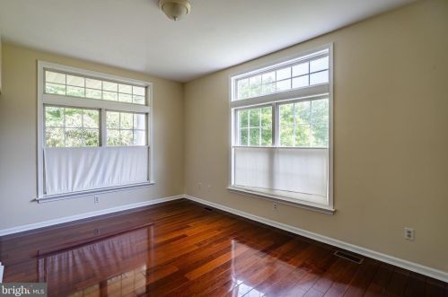 1042 Charter Oaks Dr, Lansdale PA exterior