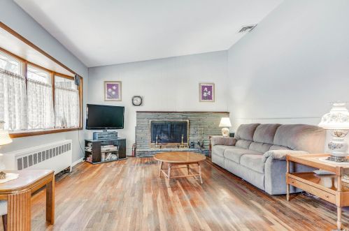 20 Laurie Blvd, Bethpage NY  11714-1412 exterior