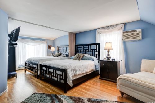 18 Reed Ln, Westbury NY  11590-1943 exterior