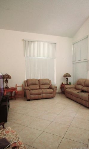 3215 36 Ave, Hollywood FL 33021-1344 exterior