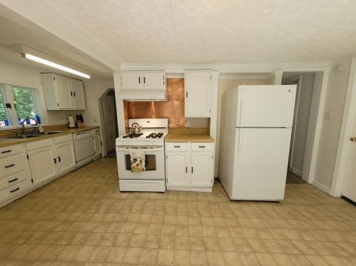 15 Great Pond Rd, Kingston NH  03848-3757 exterior