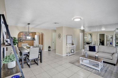 7215 15th Ave, Hialeah FL  33014-3805 exterior