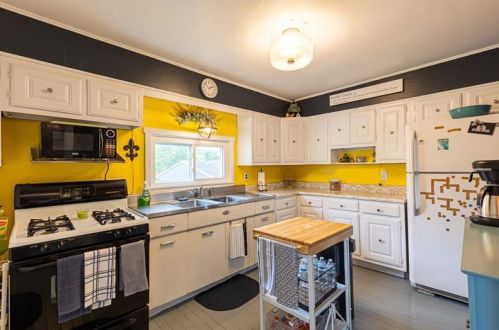 106 Wayne St, Claysville, PA 15323-3329