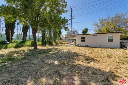 561 Royal Ave, Simi Valley CA  93065-4246 exterior