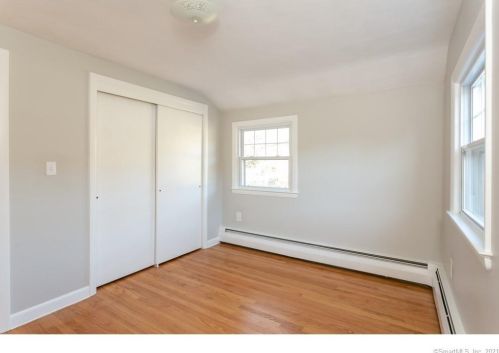 24 Hotchkiss Rd, Farmington CT  06032-2810 exterior