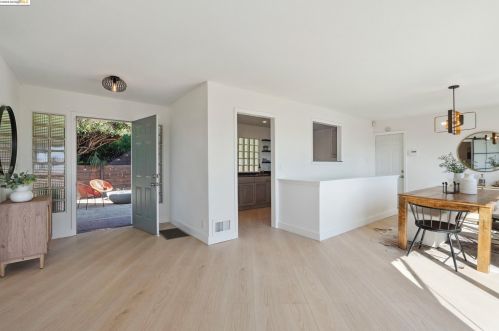 8017 Crest Ave, Oakland CA  94605-3611 exterior