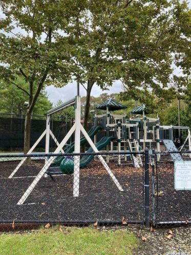 41 Hunt Dr, Muttontown NY  11753-1153 exterior